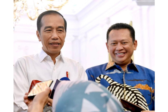 Ketua MPR RI, Bambang Soesatyo bersama Presiden Joko Widodo dalam pertemuan di Istana Merdeka, Rabu (14/4). Foto: istimewa.