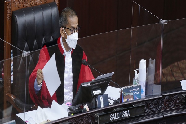 Hakim Konstitusi Saldi Isra saat membacakan pertimbangan putusan Perselisihan Hasil Pemilihan Bupati Sabu Raijua, Kamis (15/4/2021) di Ruang Sidang MK. Foto: Humas MK