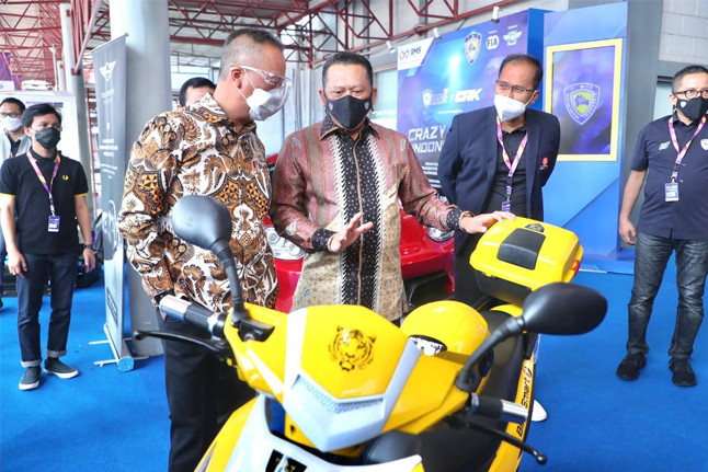 Ketua MPR RI sekaligus Ketua Umum Ikatan Motor Indonesia (IMI) Bambang Soesatyo dalam Indonesia International Motor Show 2021 (IIMS 2021). Foto: istimewa.