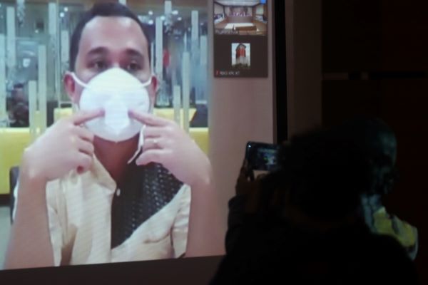 Terdakwa penyuap yang merupakan seorang advokat, Harry Van Sidabukke, menjalani sidang pembacaan tuntutan secara virtual yang disiarkan di Gedung KPK di Jakarta, Senin (19/4). Foto: RES
