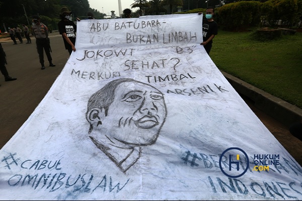 Sejumlah aktivis menggelar aksi penolakan FABA sebagai limbah non-B3, Kamis (18/3/2021) lalu. Mereka menuntut Presiden Jokowi mencabut regulasi yang menghapus FABA dari daftar limbah B3. Foto: RES