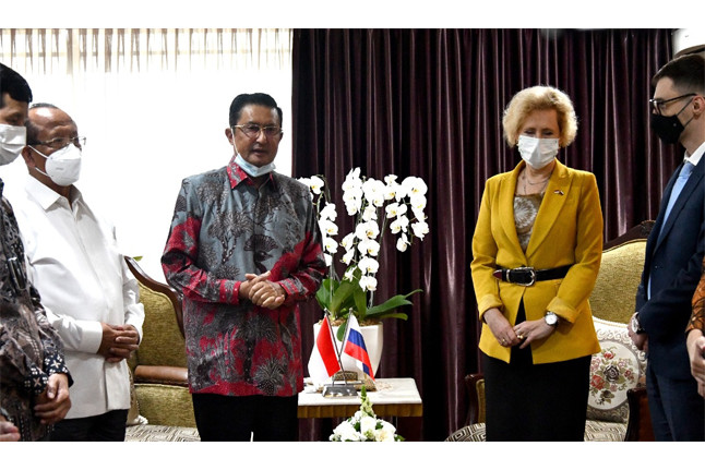 Wakil Ketua MPR Prof. Dr. Ir. Fadel Muhammad bertemu dengan Dubes Rusia untuk Indonesia, H.E. Mr. Lyudmila Vorobyova. Foto: istimewa. 