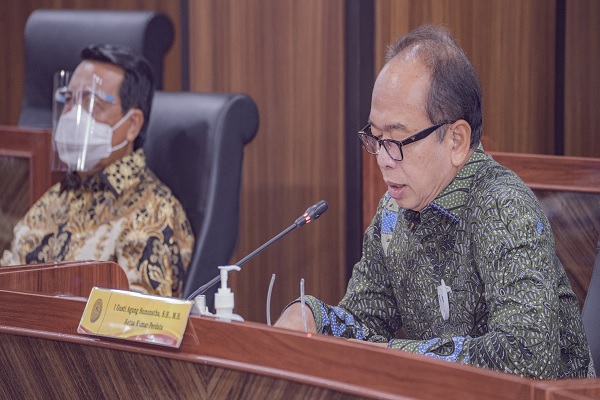 Ketua MA M. Syarifuddin bersama Ketua Kamar Perdata MA I Gusti Agung Sumanatha saat webinar terkait peningkatan peringkat kemudahan berusaha dalam perspektif peradilan, Jum'at (23/4/2021). Foto: Humas MA  