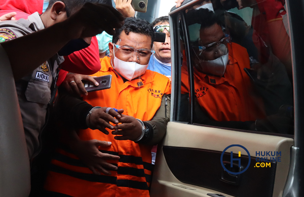 Tersangka Walikota Tanjung Balai (2020-2021) M. Syahrial, ditahan usai menjalani pemeriksaan di Gedung KPK Merah Putih, Jakarta, Sabtu (24/4/2021). Foto: RES
