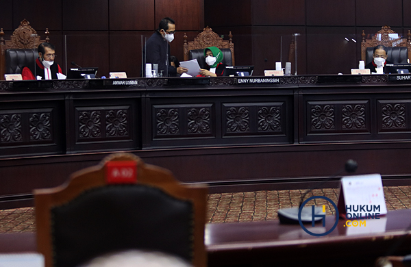 Ketua Majelis MK Anwar Usman didampingi sejumlah hakim konstitusi saat membacakan putusan pengujian UU KPK di ruang sidang MK, Selasa (4/5/2021). Foto: RES