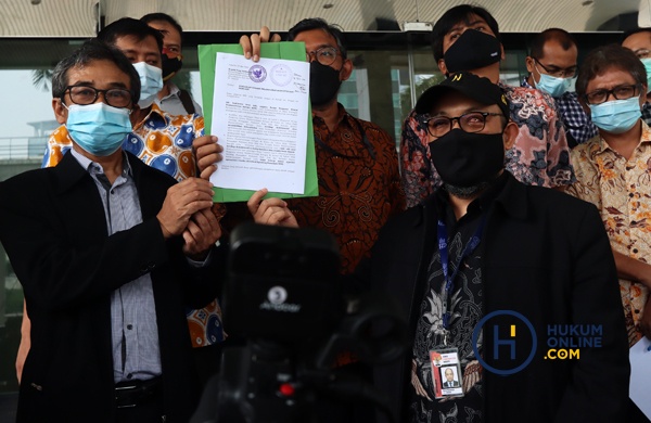 Perwakilan 75 pegawai KPK yang dinonaktifkan akibat tidak lolos tes wawasan kebangsaan (TWK) melaporkan Dewas KPK Indriyanto Seno Adji yang diduga telah melakukan pelanggaran etik sebagai anggota Dewas. Foto: RES