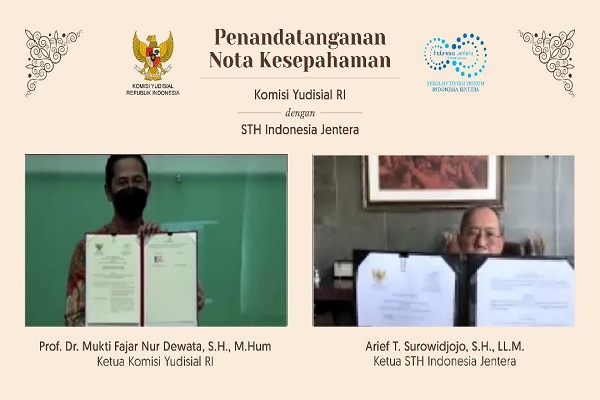 Ketua KY Mukti Fajar Nur Dewata dan Ketua STH Indonesia Jentera Arief T. Surowidjojo usai menandatangani nota kesepahaman, Selasa (25/5/2021). Foto: Istimewa 
