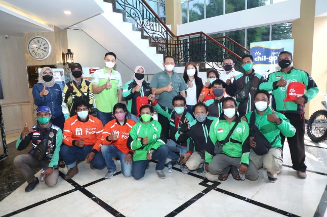 Ketua MPR RI, Bambang Soesatyo, bersama PT Sanghiang Perkasa (KALBE Nutritionals) dan pengemudi ojek online. Foto: Istimewa.