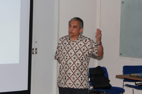 Prof Mardjono Reksodiputro semasa hidup saat mengajar. Foto: Jentera.ac.id