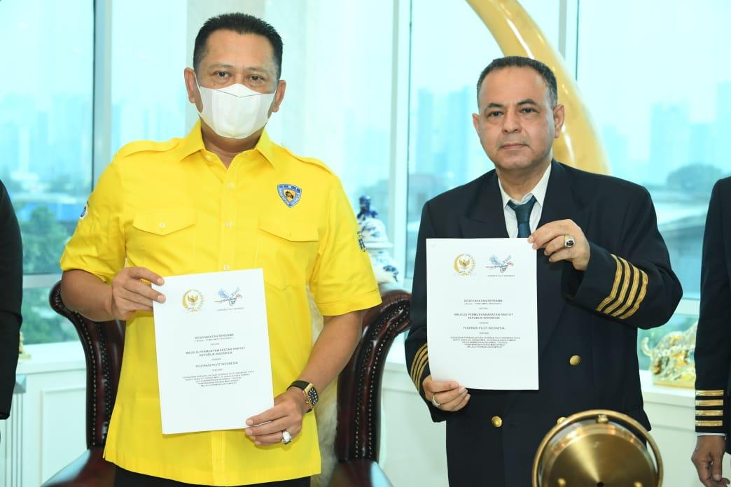 Ketua MPR RI sekaligus Ketua Umum Ikatan Motor Indonesia (IMI) Bambang Soesatyo menandatangani MoU antara MPR RI dengan Federasi Pilot Indonesia. Foto: istimewa.