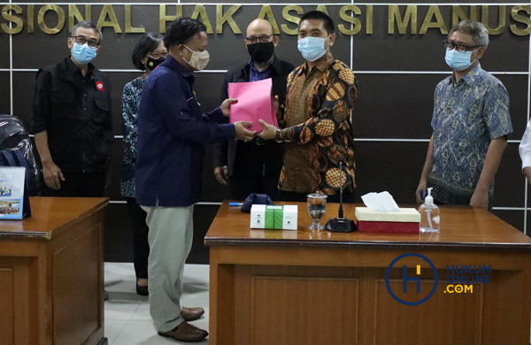 Komisioner Komnas HAM Mohammad Choirul Anam (kemeja biru) menerima berkas pengaduan 75 pegawai KPK yang dinyatakan tidak lolos Tes Wawasan Kebangsaan (TWK) oleh Yudi Purnomo perwakilan dari 75 pegawai KPK di Kantor Komnas HAM di Jakarta, Senin (24/5). Foto: RES