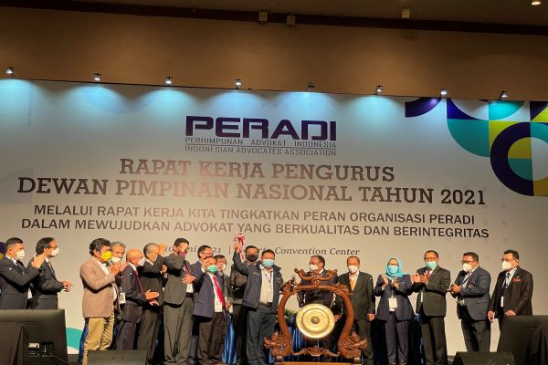 Suasana pembukaan Raker DPN Peradi 2021 untuk kepengurusan periode tahun 2020-2025 di ruang Cendrawasih Room Jakarta Convention Center, Kamis (10/6/2021). Foto: AID