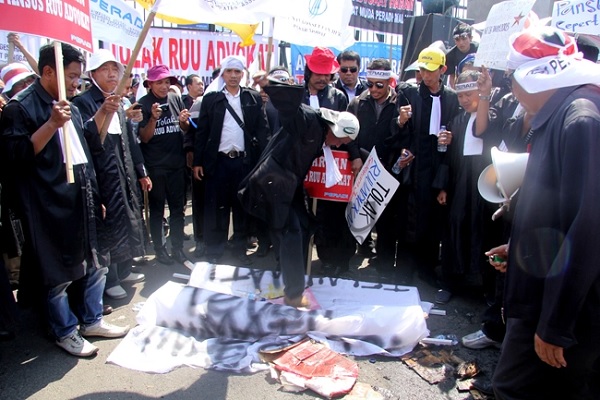 Sejumlah Advokat Peradi saat menggelar aksi demonstrasi yang kedua menolak RUU Advokat di depan Gedung DPR, Rabu (24/9/2014) silam. Foto: RES