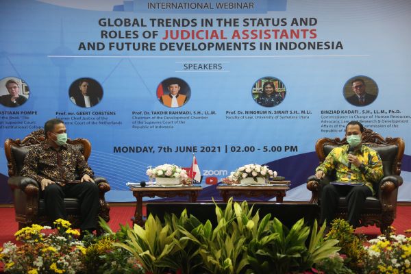 Komisioner KY, Binziad Kadafi (kiri) saat webinar internasional bertajuk 'Global Trends in the Status and Roles of Judicial Assistants and Future Development in Indonesia', Senin (7/6/2021). Foto: MYS 