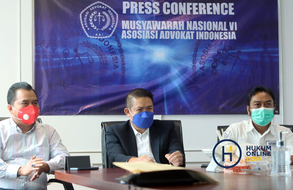 Ketua Umum DPP AAI Muhammad Ismak (tengah) bersama Ketua SC Gousta Feriza dan Ketua OC Wawan Darmawan saat memberi keterangan pers di Jakarta, Kamis (21/4/2021) lalu. Foto: RES