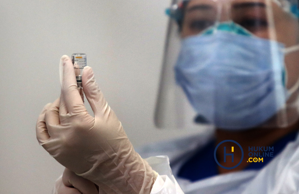 Ilustrasi tenaga kesehatan sedang menyiapkan vaksin untuk pasien Covid-19. Foto: RES