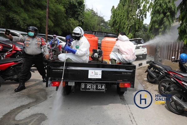 Mobil gunner spraying dan petugas dari PMI, TNI dan Polri menyemprotkan cairan disinfektan di kawasan Jalan Senayan, Sudirman dan Thamrin, Jakarta, Jumat (2/7). Foto: RES