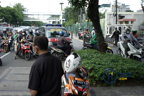 Sejumlah pengendara sepeda motor nekat menerobos pos penyekatan PPKM darurat dengan melintas di trotoar di Jalan Keramat Raya, Jakarta, Rabu (7/7). Foto: RES