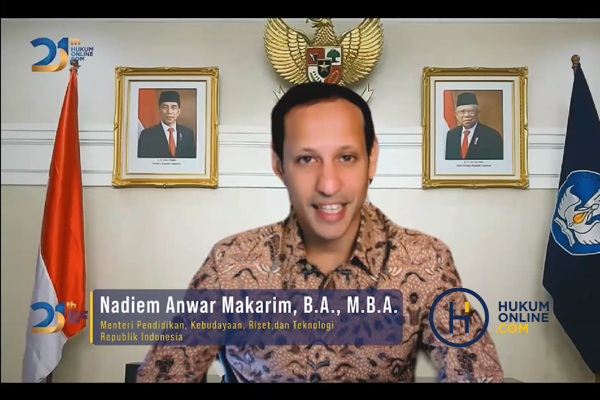 Mendikbud Nadiem Anwar Makarim saat membuka Webinar #21TahunHukumonline bertajuk 'Upaya Regenerasi Profesional Hukum Berkualitas Melalui Peningkatan Edukasi Hukum', Selasa (14/7/2021). Foto: RES 