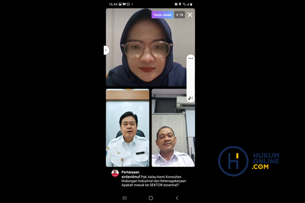 Instagram Live Hukumonline bersama Kepala Dinas Tenaga Kerja, Transmigrasi, dan Energi Provinsi DKI Jakarta, Andri Yansyah (kiri bawah) bertajuk 'PPKM di DKI Jakarta, Advokat-Notaris Sektor Esensial?', Rabu (21/7/2021). Foto: RES