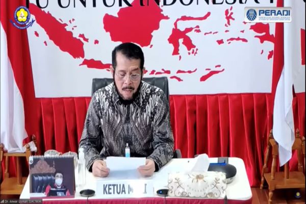 Ketua MK Anwar Usman saat menjadi pembicara kunci dalam webinar bertajuk 'Single Bar Sistem: Solusi Organisasi Advokat Indonesia Suatu Telaah Yuridis Akademis', Kamis (22/7/2021). Foto: RFQ