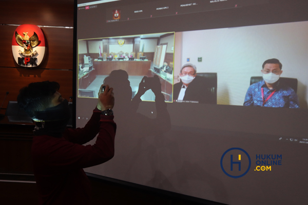 Terdakwa mantan Menteri Sosial Juliari Batubara menjalani sidang pembacaan tuntutan kasus korupsi Bantuan Sosial (Bansos) COVID-19 secara virtual di gedung KPK, Jakarta, Rabu (28/7). Foto: RES