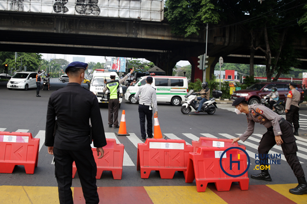 Penyekatan jalan saat Pemberlakuan Pembatasan Kegiatan Masyarakat (PPKM) Darurat di DKI Jakarta. Foto: RES