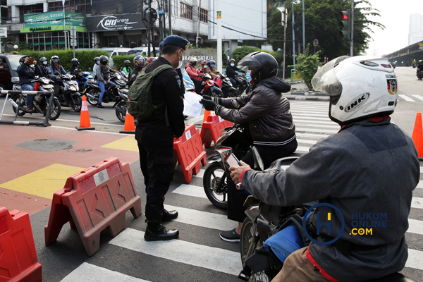 Penyekatan jalan saat Pemberlakuan Pembatasan Kegiatan Masyarakat (PPKM) Darurat di DKI Jakarta beberapa waktu lalu. Foto: RES