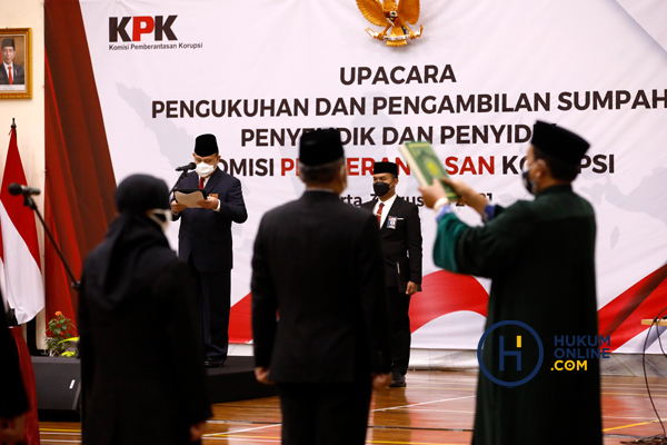 Ketua KPK Firli Bahuri saat melaksanakan upacara pengukuhan dan pengambilan sumpah penyelidik dan penyidik KPK pasca beralih status sebagai ASN di Gedung KPK di Jakarta. Selasa (3/8). Foto: RES/Pool Humas KPK.