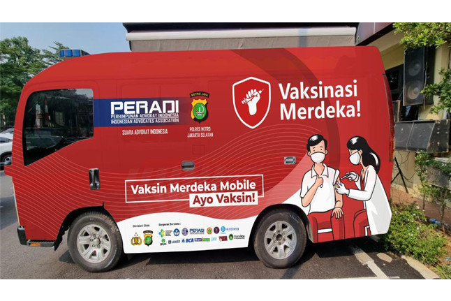 Mobil Vaksin Merdeka Keliling hasil kerja sama Peradi-SAI dengan Polres Metro Jakarta Selatan. Foto: istimewa.