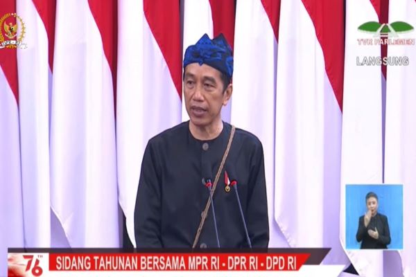 Presiden Joko Widodo saat berpidato di Sidang Tahunan MPR jelang peringatan HUT RI ke-76 di Gedung Parlemen, Senin (16/8/2021). Foto: RFQ