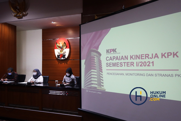 KPK mengadakan konferensi pers membahas Capaian Kinerja KPK Semester I/2021 bidang Pencegahan, Monitoring dan Strategi Nasional Pencegahan Korupsi (STRANAS PK), Rabu (18/8). Foto: RES