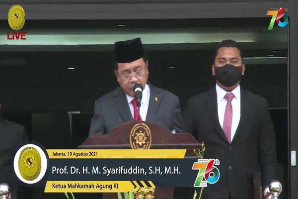 Ketua MA M. Syarifuddin saat pidato upacara HUT MA RI ke-76 di pelataran Gedung MA Jakarta, (19/8/2021). Foto: ADI 