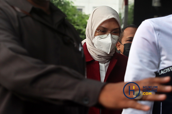Bupati Probolinggo Puput Tantriana Sari dibawa ke Gedung KPK usai tertangkap tangan menerima suap terkait kasus jual beli jabatan. Foto: RES