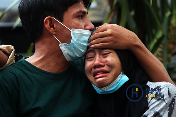 Keluarga korban kebakaran Lapas Klas I Tangerang tidak kuasa menahan isak tangis. Foto: RES 