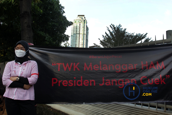 Aksi pegawai KPK kirim surat untuk Presiden Jokowi. Foto: RES