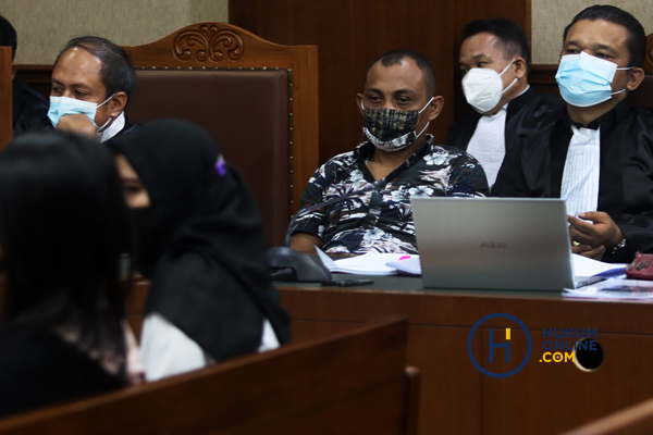 Terdakwa Stepanus Robin Pattuju bersama Maskur Husain memperhatikan keterangan saksi yang dihadirkan JPU KPK dalam sidang lanjutan di Gedung Pengadilan Tipikor, Jakarta, Senin (20/9). Foto: RES