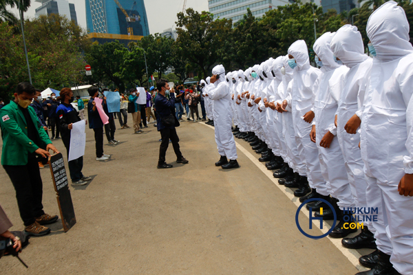 Polisi Bubarkan Aksi Peringatan Setahun Omnibus Law 5.jpg