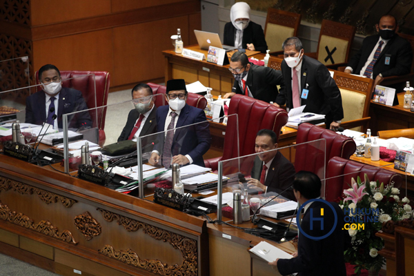 Pimpinan DPR saat persetujuan atas pertimbangan yang diminta Presiden terhadap pemberian amnesti Saiful Mahdi dalam rapat paripurna di Kompleks Parlemen, Kamis (7/10/2021) kemarin. Foto: RES 