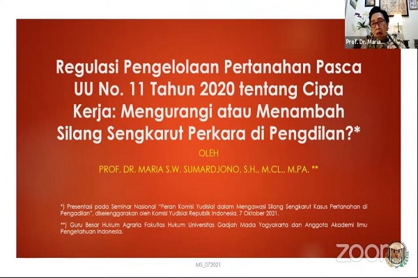 Guru Besar FH UGM, Prof Maria S.W Sumardjono saat memaparkan materi seminar bertajuk 'Peran KY dalam Mengawasi Silang Sengkarut Kasus Pertanahan di Pengadilan,' Kamis (7/10/2021). Foto: ADI 