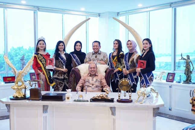 Ketua MPR Bambang Soesatyo terima Finalis Puteri Otonomi Daerah 2021. Foto: Istimewa.