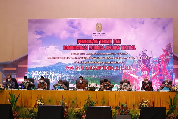 Ketua MA M. Syarifuddin (tengah) didampingi pimpinan MA saat Pembinaan Teknis dan Administrasi Yudisial secara virtual dari hotel Peninsula, Manado, Sulawesi Utara, Kamis (21/10/2021) malam. Foto: Humas MA 