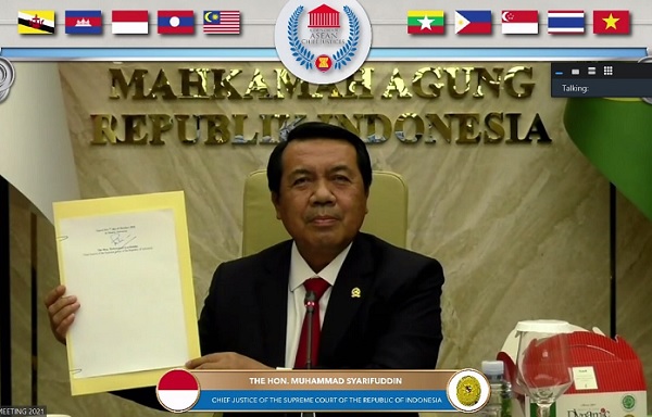 Ketua Mahkamah Agung RI memegang mandat Deklarasi Jakarta dalam Sidang CACJ ke-10 secara virtual. Foto: Dok. CACJ.