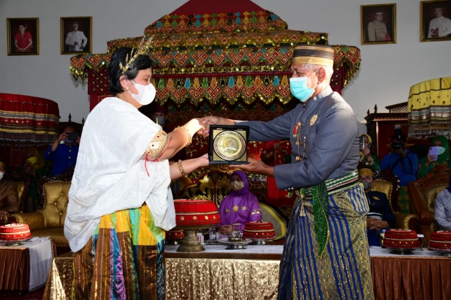 Wakil Ketua MPR Lestari Moerdijat dan Datu (Raja) Luwu XL H. Andi Maradang Mackulau. Foto: Istimewa.