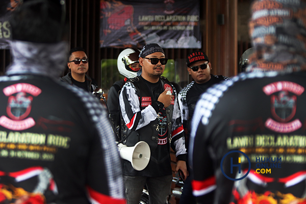 Founder Law Riders Indonesia, Harvardy M Iqbal memberi pengarahan saat hendak touring mengelilingi Bali, Jum'at (29/10/2021). Foto: RES 