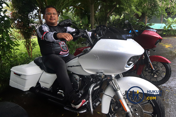 Anggota Lawri yang juga Ketua Umum AKPI, Jimmy Simanjuntak berpose di atas motor besar di kawasan perbukitan Jatiluwih Bali, Jum'at (29/10/2021). Foto: RES 