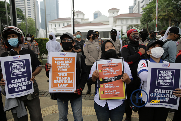 Sejumlah serikat buruh berunjuk rasa di depan Balai Kota Jakarta, Selasa (26/10/2021) menuntut pemerintah untuk menaikan Upah Minimum Provinsi (UMP) tahun 2022 sebesar 10 persen. Foto: RES