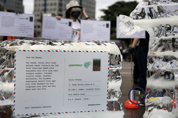 Aksi Aktivis Greenpeace Antar 1000 Kartu Pos untuk Jokowi 3.jpg