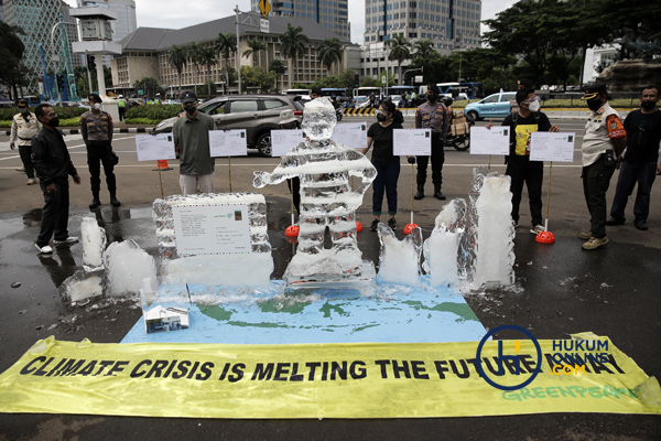 Aksi Aktivis Greenpeace Antar 1000 Kartu Pos untuk Jokowi 5.jpg