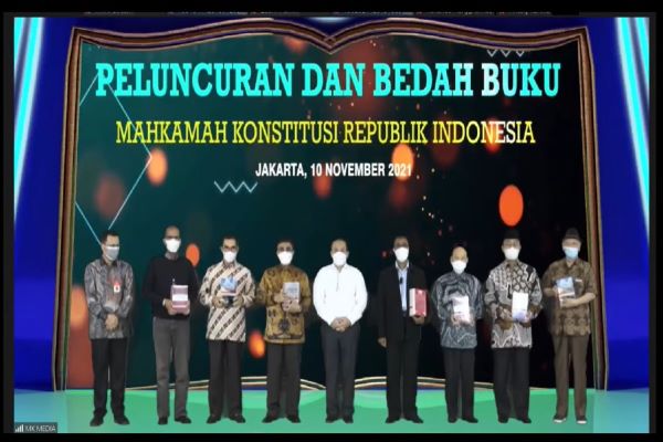 Acara 'Peluncuran dan Bedah Buku MK' yang digelar secara daring dan luring dari Aula Lantai Dasar Gedung MK Jakarta, Rabu (10/11/2021). Foto: RFQ 